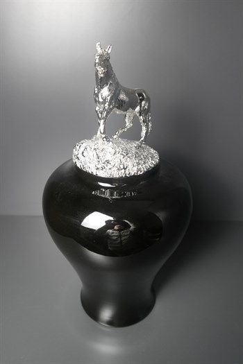 Gümüş At Figürlü Kapak Siyah Küp 45cn Dekoratif Küp