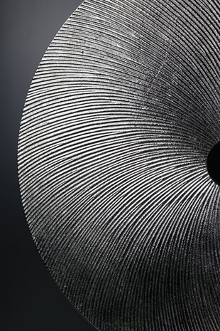 Gümüş Metal Yuvarlak Disk Siyah Kaideli Dekoratif Obje büyük 56 Cm Dekoratif Ev Aksesuarları