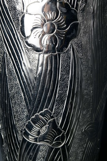 Gümüş Renk Çiçek Desenli Büyük Uzun Dekoratif Metal Vazo 55 Cm Dekoratif Vazo