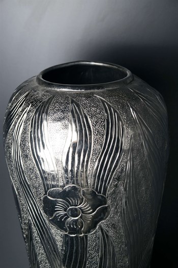 Gümüş Renk Çiçek Desenli Büyük Uzun Dekoratif Metal Vazo 55 Cm Dekoratif Vazo