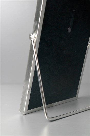 Gümüş Renk Fırçalanmış Metal Gövde Metal Ayaklı Resim Çerçevesi Küçük 16*21cm Dekoratif Çerçeve