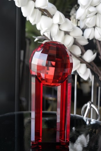 Kırmızı Kristal Cam Kaide Üzeri Küre Dekoratif Obje 23 Cm Dekoratif Obje
