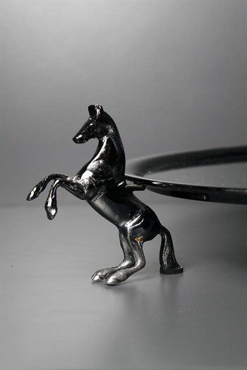 Siyah Atlı Tasarımlı Üç Ayaklı Yuvarlak Metal Tepsi Dekoratif Tepsi