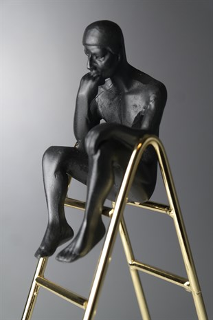 Siyah Düşünen Adam Gold Metal Merdiven Kaideli Dekor 32 Cm Dekoratif Ev Aksesuarları