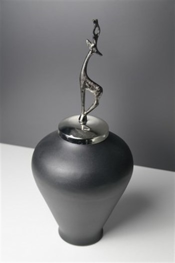 Siyah Gövde Metal Gümüş Kaplama El Yapımı Pirinç Ceylan Detay Kapaklı Metal Dekoratif Küp 35 Cm Dekoratif Küp