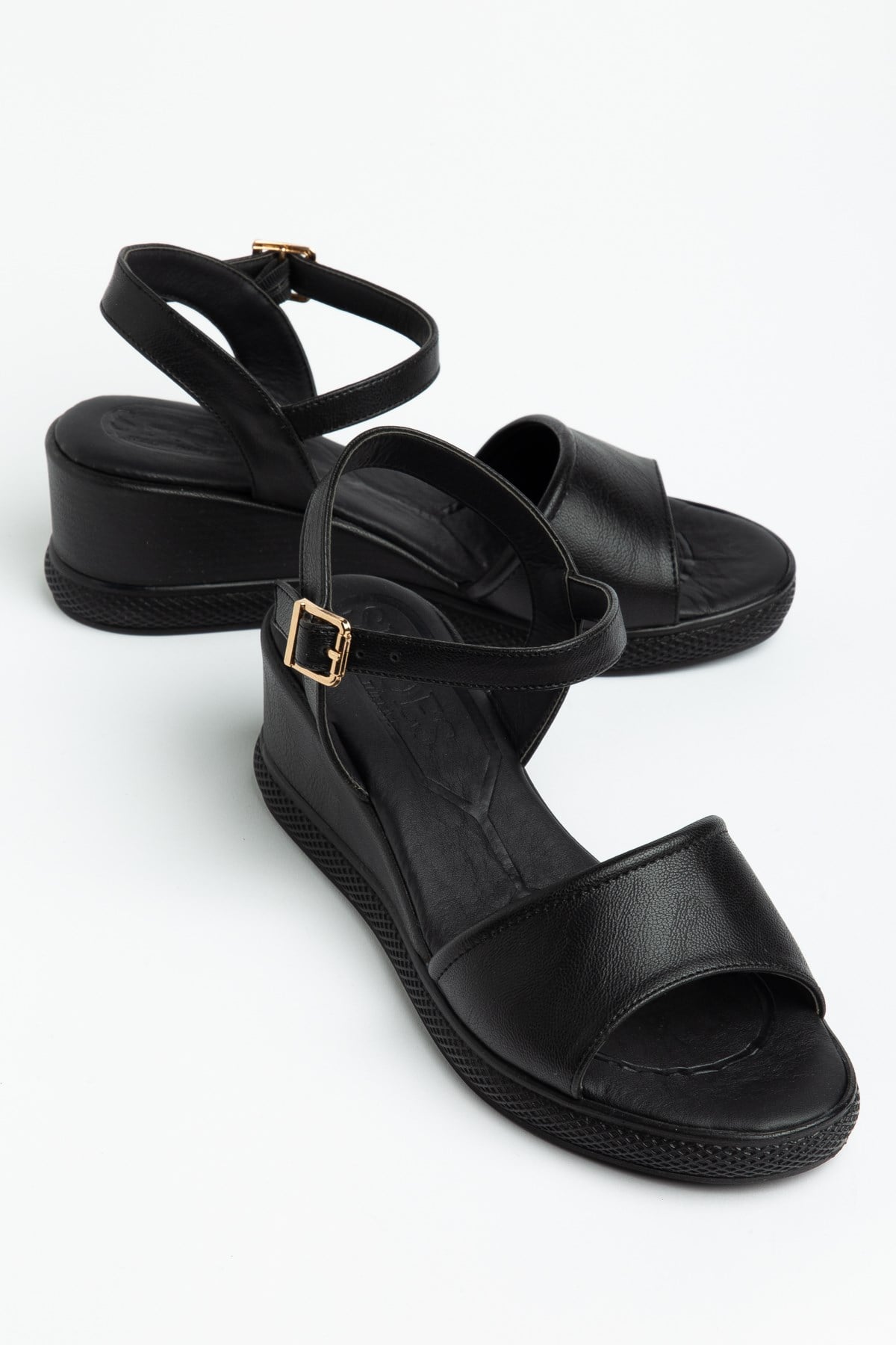 ÇAPRAZ BANTLI TABAN KAPLAMA KADIN DOLGU TOPUK AYAKKABISİYAH