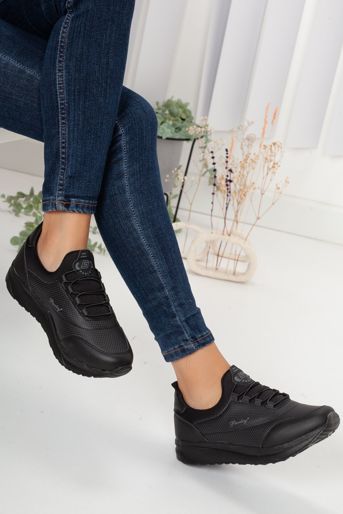 Elastik Bağcıklı Siyah Kadın Spor Ayakkabı