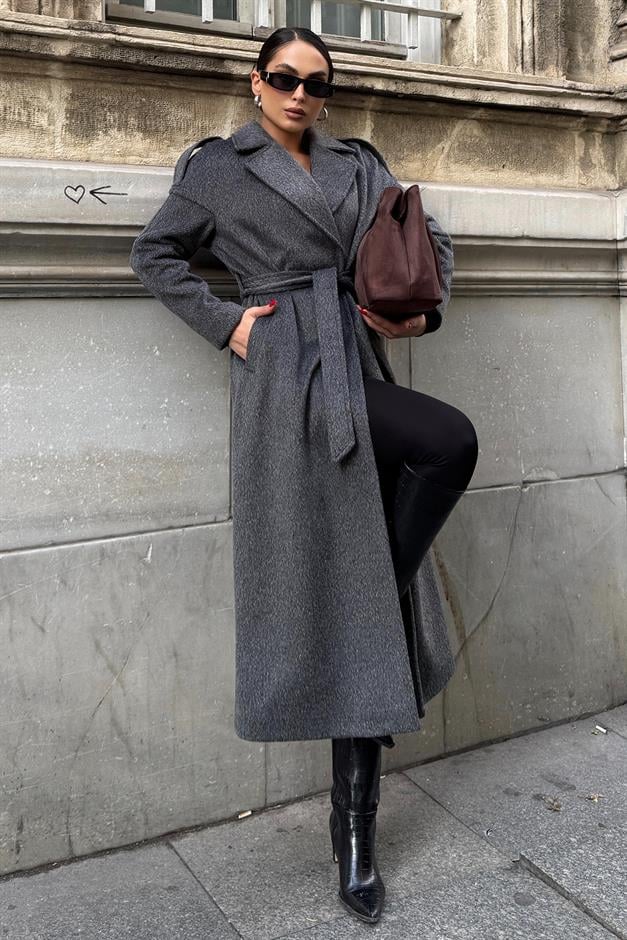 معطف موهير كبير الحجم مع تفاصيل كتف وإغلاق سريع أنثراسايت 3147