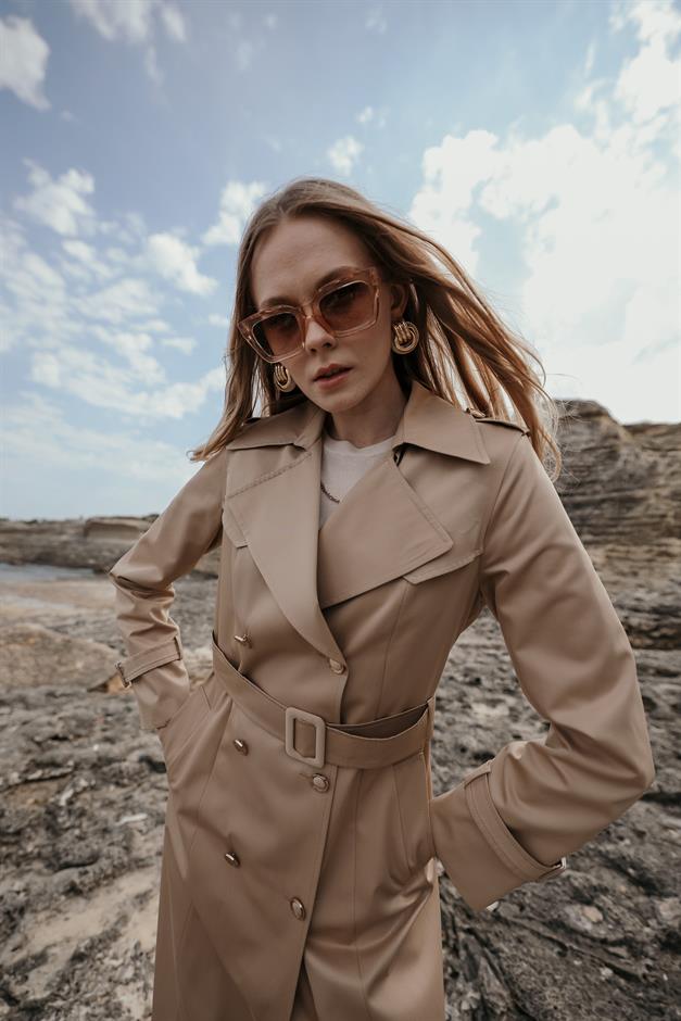 معطف ترنش متوسط الطول ذو صفين من الأزرار مع تفاصيل كتاف وعباءة كامل 6617