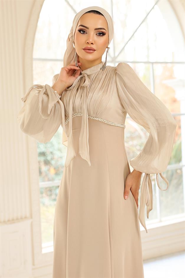 Bağcık ve İnci Detaylı Yoryo İpek Krep Kombinli Tesettür Abiye Elbise BEJ 1685