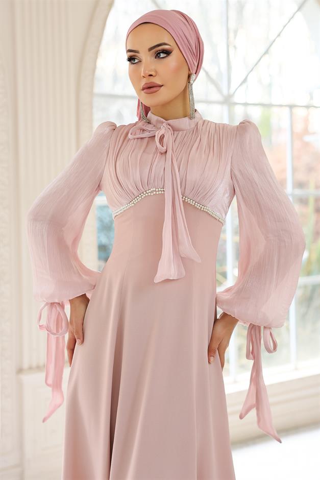 Bağcık ve İnci Detaylı Yoryo İpek Krep Kombinli Tesettür Abiye Elbise PUDRA 1685