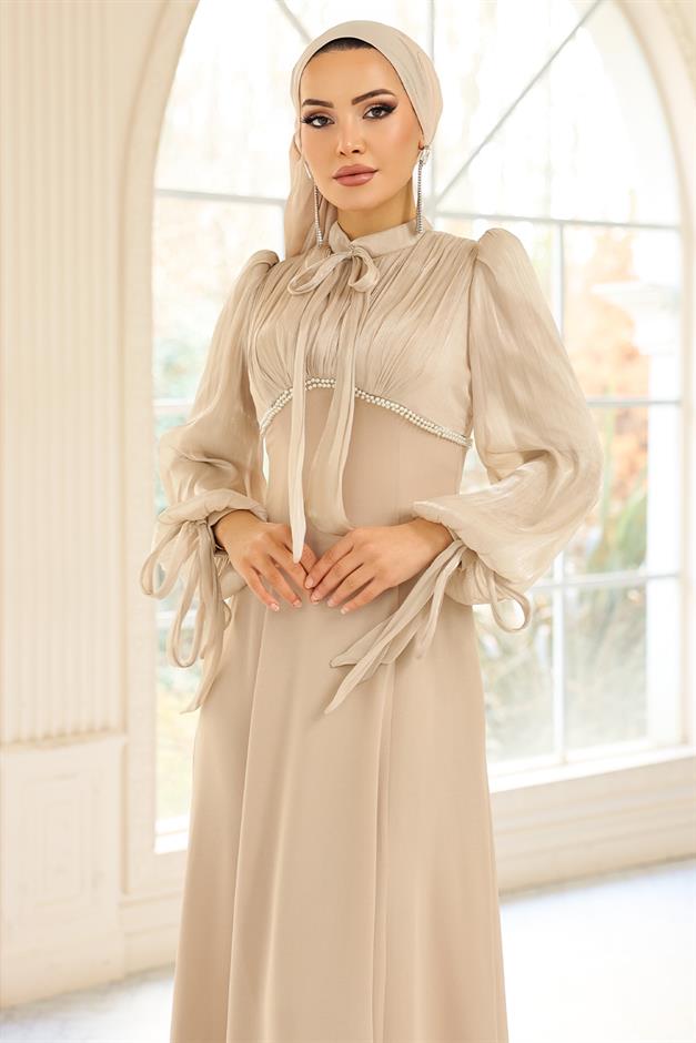 Bağcık ve İnci Detaylı Yoryo İpek Krep Kombinli Tesettür Abiye Elbise BEJ 1685