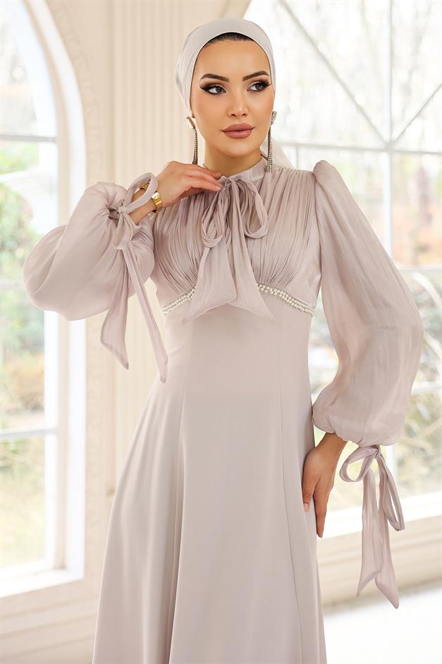 Bağcık ve İnci Detaylı Yoryo İpek Krep Kombinli Tesettür Abiye Elbise TAŞ 1685