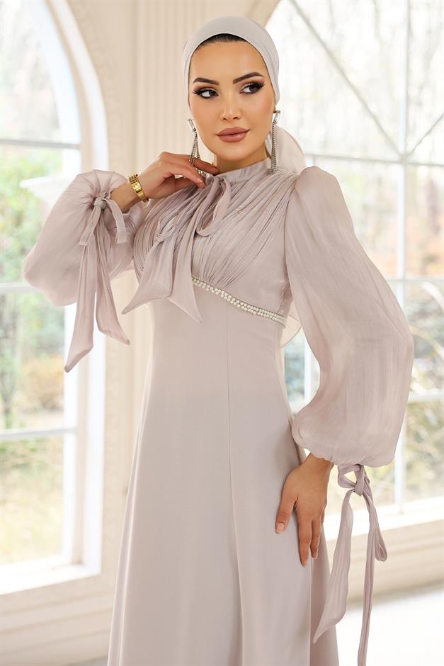 Bağcık ve İnci Detaylı Yoryo İpek Krep Kombinli Tesettür Abiye Elbise TAŞ 1685