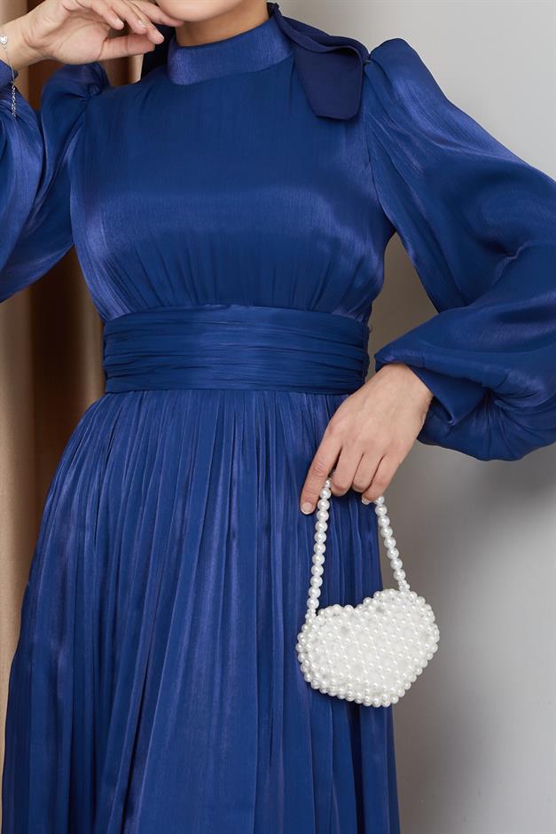 فستان سهرة حريري من يوريو للحجاب مع حزام خصر وتفاصيل مجمعة ك. نيلي 1225