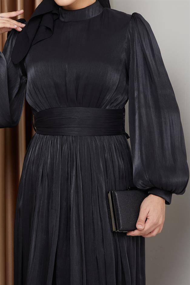 فستان سهرة حريري من يوريو للحجاب مع حزام خصر وتفاصيل مجمعة أسود 1225