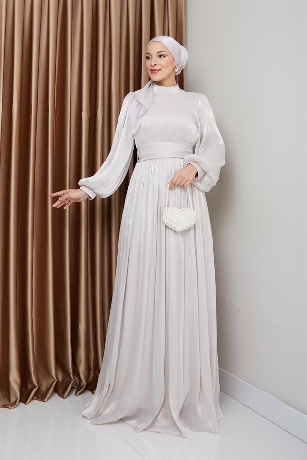 فستان سهرة حريري من يوريو للحجاب مع حزام خصر وتفاصيل مجمعة حجر 1225