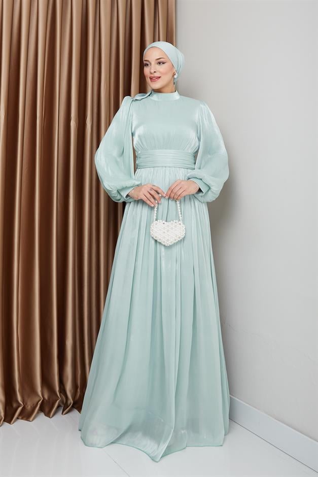 فستان سهرة حريري من يوريو للحجاب مع حزام خصر وتفاصيل مجمعة مثل 1225