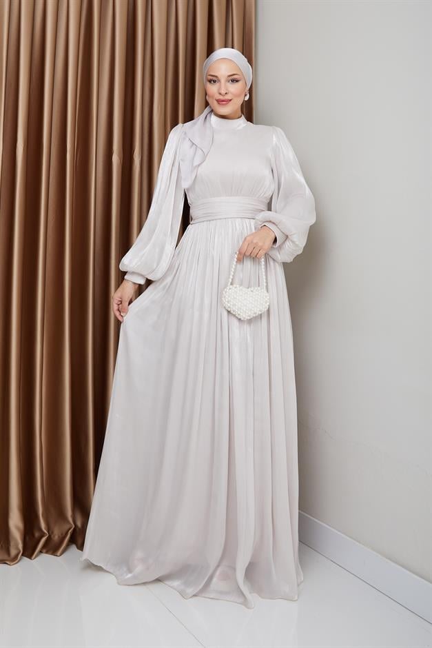 فستان سهرة حريري من يوريو للحجاب مع حزام خصر وتفاصيل مجمعة حجر 1225