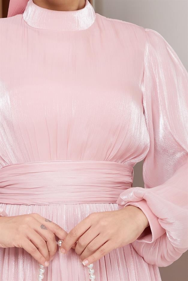 فستان سهرة حريري من يوريو للحجاب مع حزام خصر وتفاصيل مجمعة مسحوق 1225