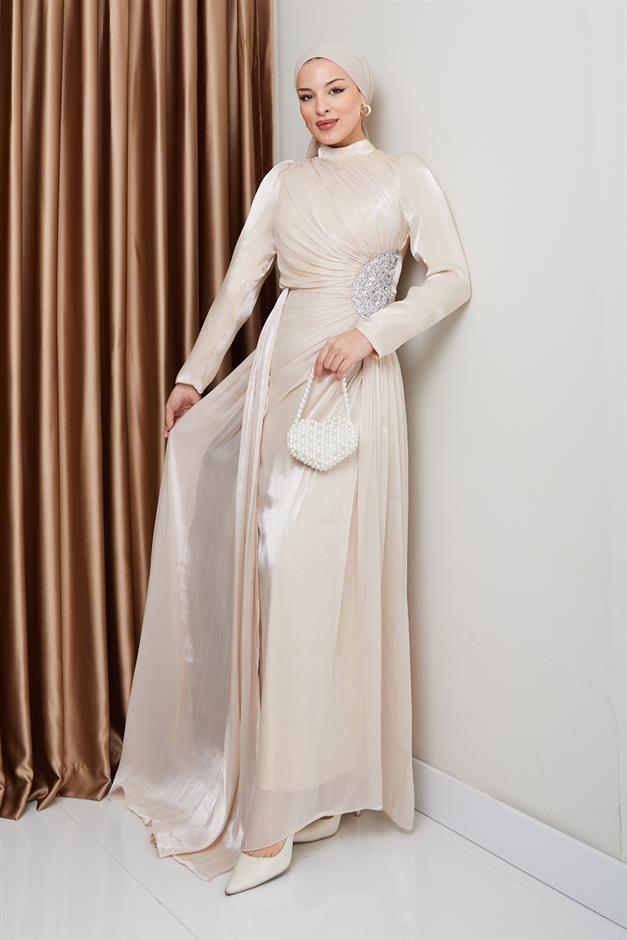 فستان سهرة حرير من يوريو للحجاب مع حجر خصر وتفاصيل تجميع كريم 1233