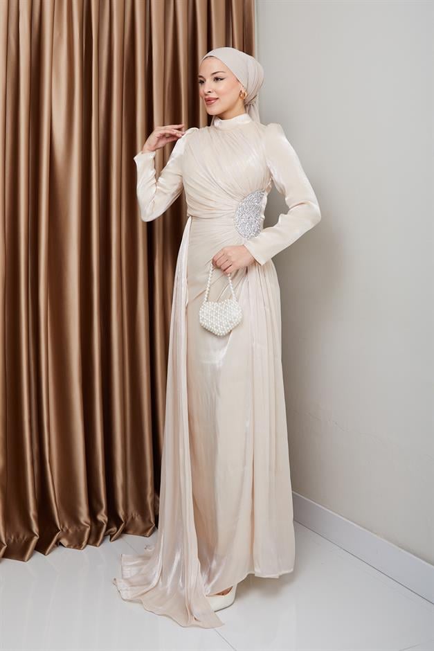 فستان سهرة حرير من يوريو للحجاب مع حجر خصر وتفاصيل تجميع كريم 1233