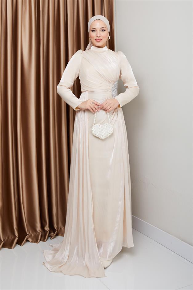 فستان سهرة حرير من يوريو للحجاب مع حجر خصر وتفاصيل تجميع كريم 1233