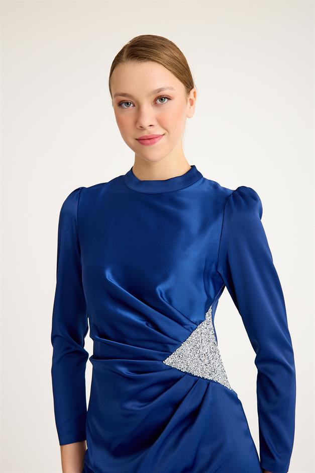 فستان سهرة ساتان مع حجر خصر وتفاصيل مطوية إنديجو 4898-E