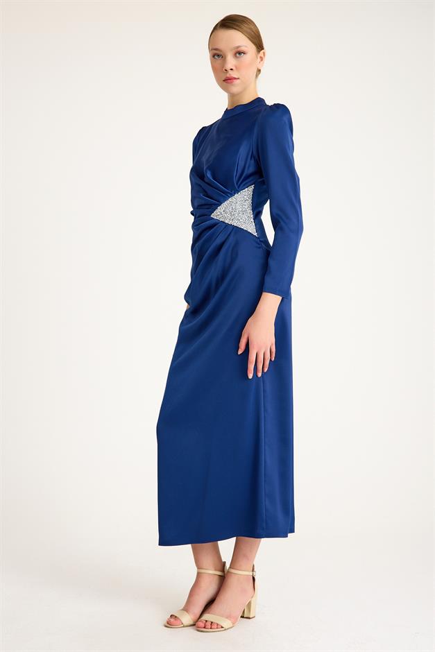 فستان سهرة ساتان مع حجر خصر وتفاصيل مطوية إنديجو 4898-E