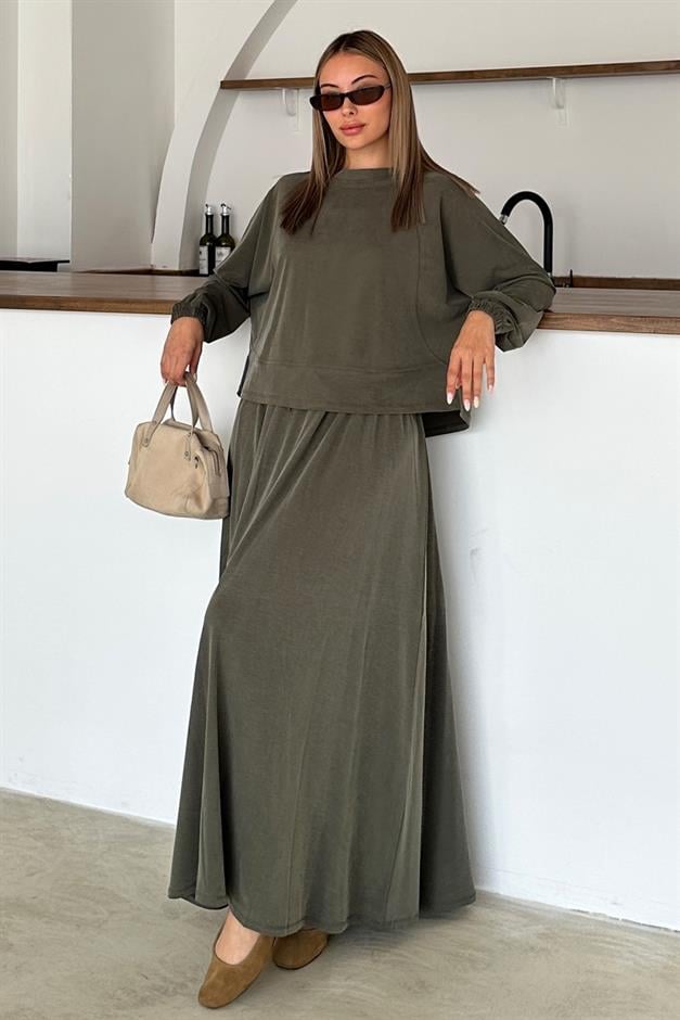 طقم بنطال رياضي من القماش الفاخر برقبة دائرية يمين 9383-TK