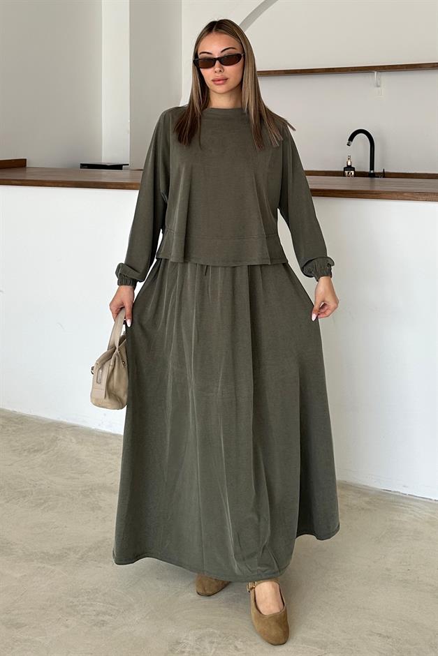 طقم بنطال رياضي من القماش الفاخر برقبة دائرية يمين 9383-TK