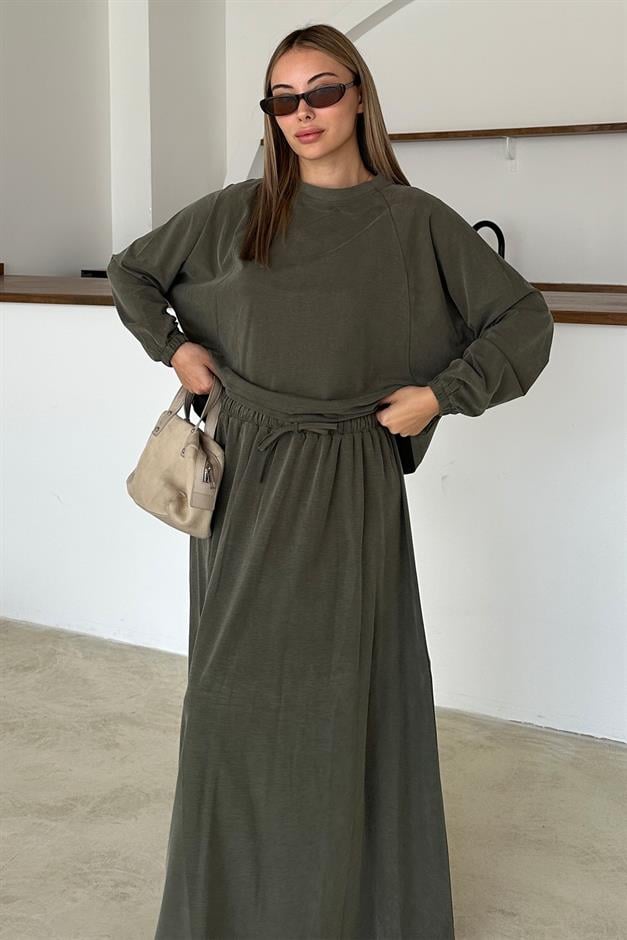 طقم بنطال رياضي من القماش الفاخر برقبة دائرية يمين 9383-TK