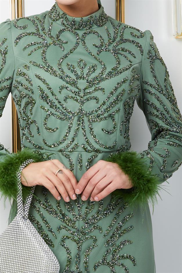 فستان سهرة حجابي مزين بالخرز والأحجار مع ياقة وتفاصيل ريش أخضر فاتح 1664