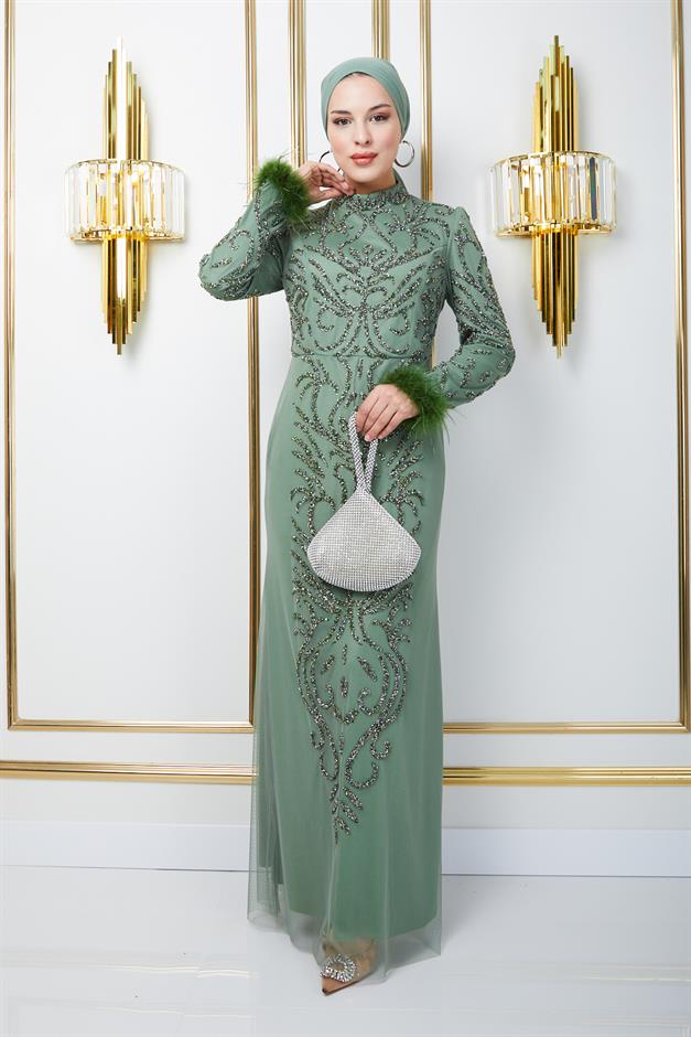 فستان سهرة حجابي مزين بالخرز والأحجار مع ياقة وتفاصيل ريش أخضر فاتح 1664