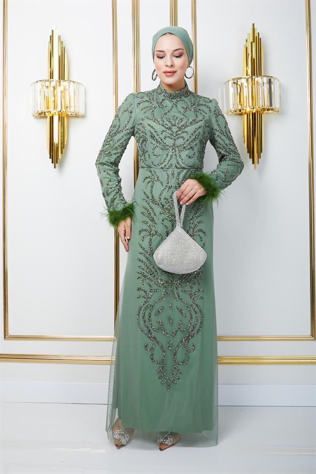 فستان سهرة حجابي مزين بالخرز والأحجار مع ياقة وتفاصيل ريش أخضر فاتح 1664