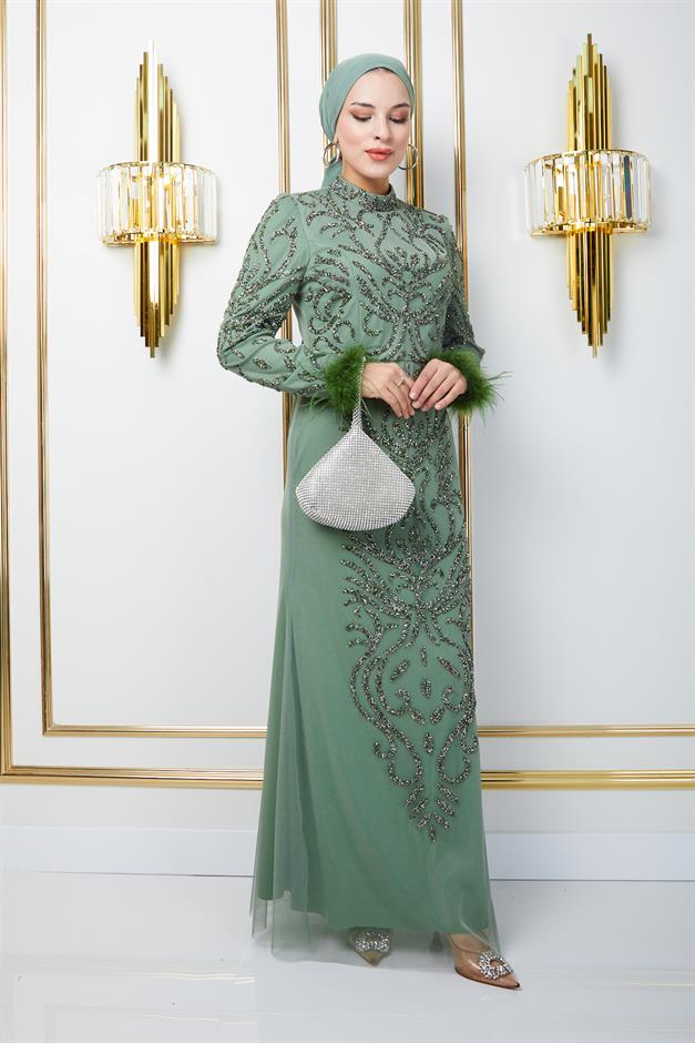 فستان سهرة حجابي مزين بالخرز والأحجار مع ياقة وتفاصيل ريش أخضر فاتح 1664
