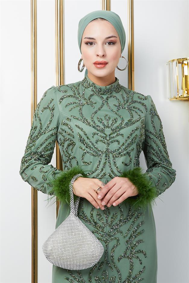 فستان سهرة حجابي مزين بالخرز والأحجار مع ياقة وتفاصيل ريش أخضر فاتح 1664