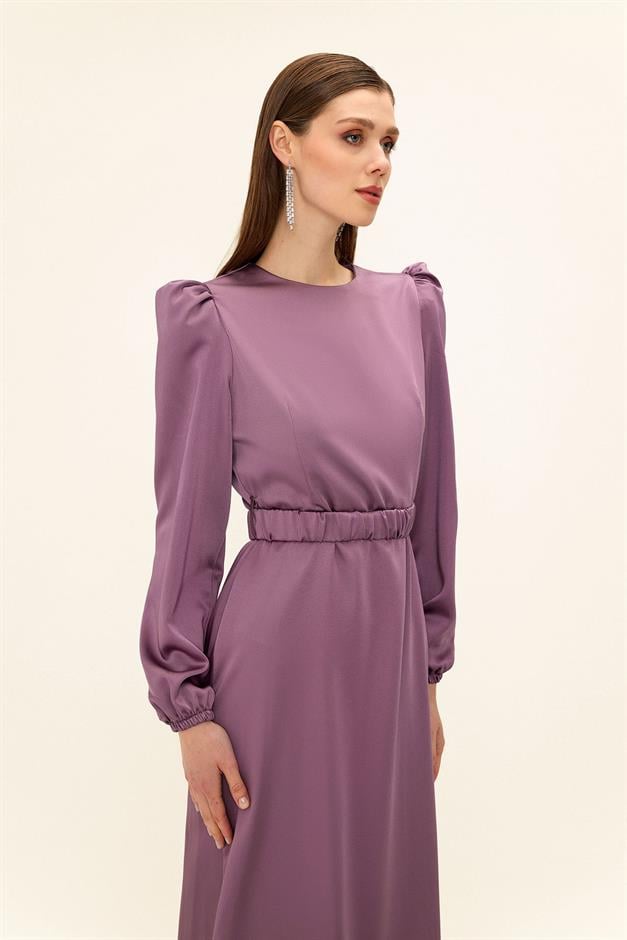 فستان سهرة ساتان للحجاب مع حزام مطوي ك. ليلا 1679