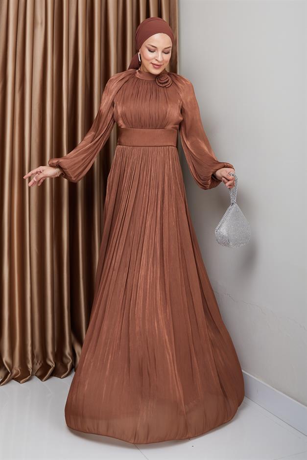 فستان سهرة حرير يوريو مطوي مع تفاصيل زهور التبغ 1240