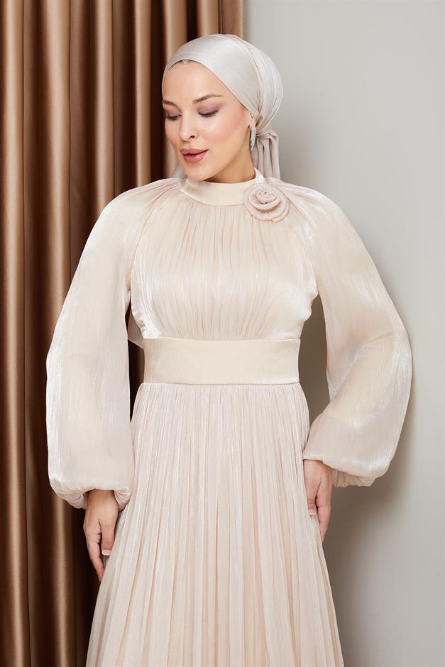فستان سهرة حرير يوريو مطوي مع تفاصيل زهور كريم 1240