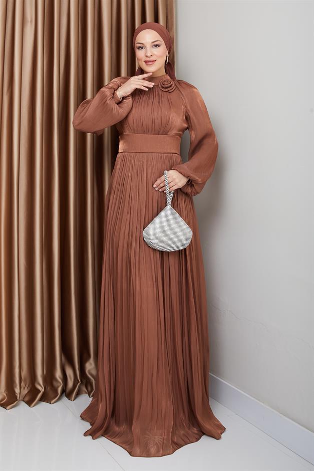 فستان سهرة حرير يوريو مطوي مع تفاصيل زهور التبغ 1240