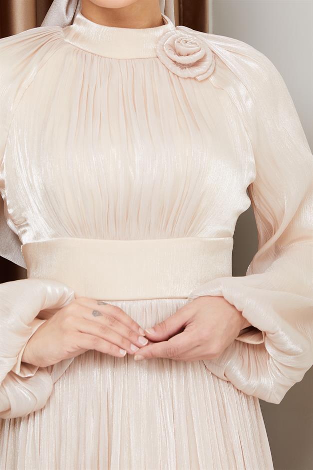 فستان سهرة حرير يوريو مطوي مع تفاصيل زهور كريم 1240