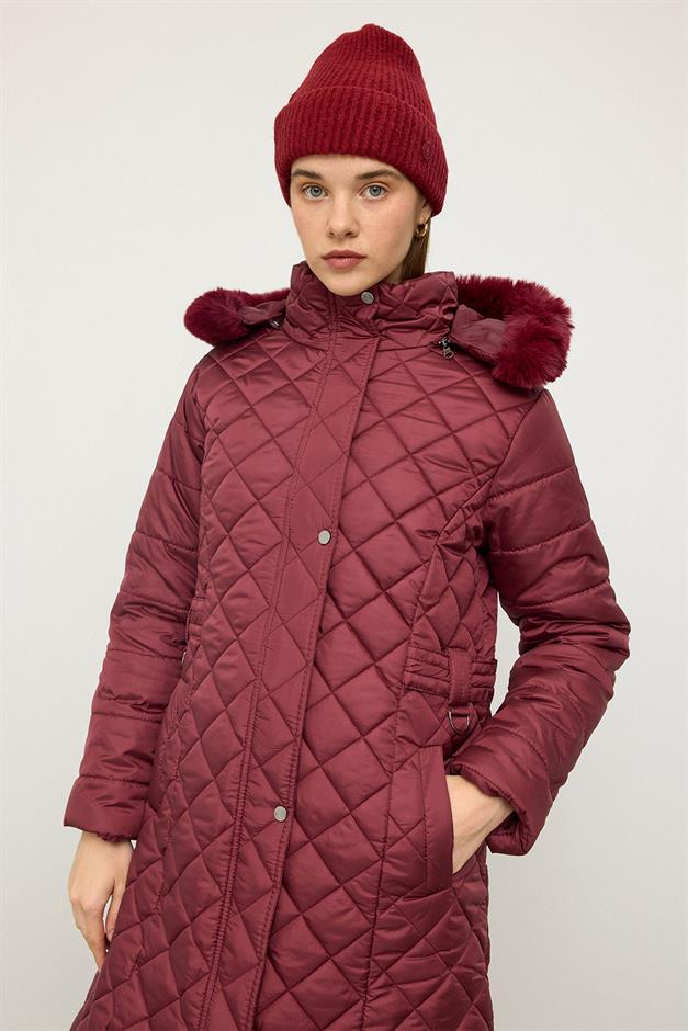 معطف مبطن بغطاء رأس من الفرو القابل للإزالة مع إكسسوارات معدنية حافة 6790