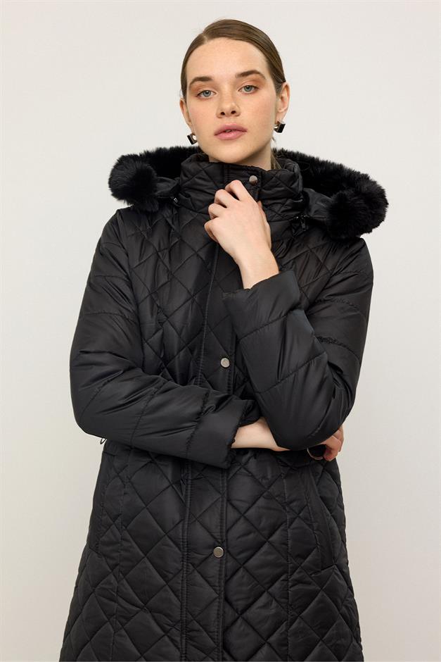معطف مبطن بغطاء رأس من الفرو القابل للإزالة مع إكسسوارات معدنية أسود 6790