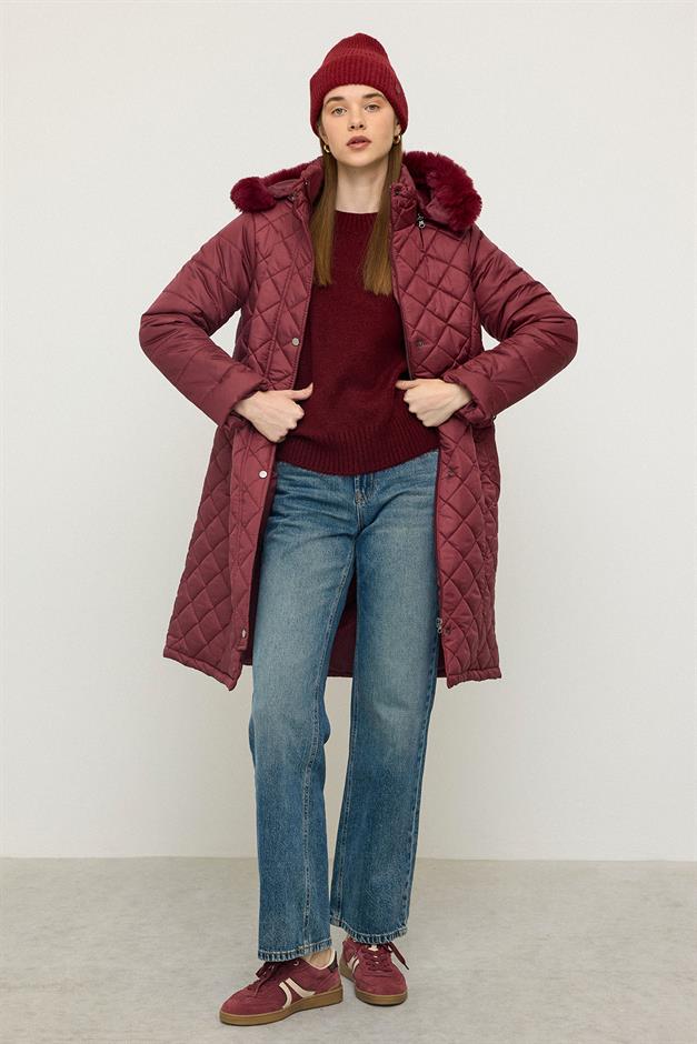 معطف مبطن بغطاء رأس من الفرو القابل للإزالة مع إكسسوارات معدنية حافة 6790