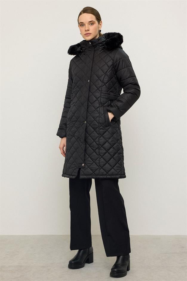 معطف مبطن بغطاء رأس من الفرو القابل للإزالة مع إكسسوارات معدنية أسود 6790