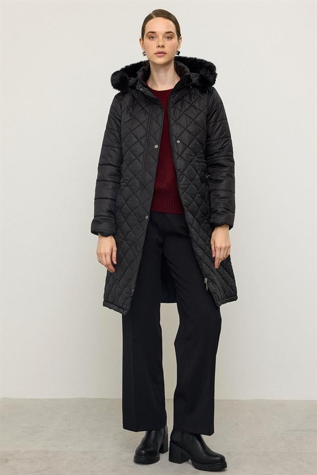 معطف مبطن بغطاء رأس من الفرو القابل للإزالة مع إكسسوارات معدنية أسود 6790