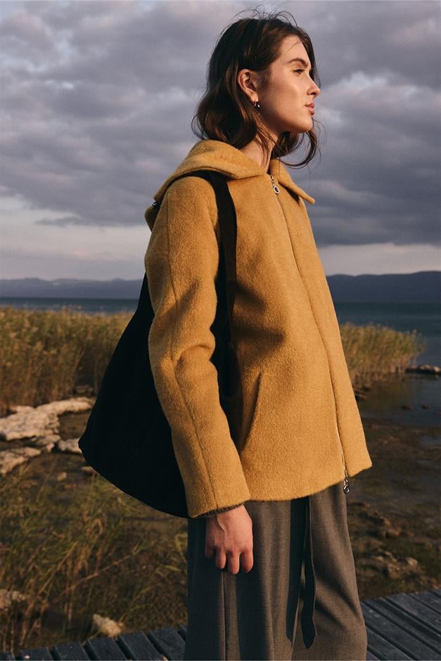 معطف كبير الحجم بغطاء رأس قابل للإزالة وتفاصيل سحاب الخردل 3128