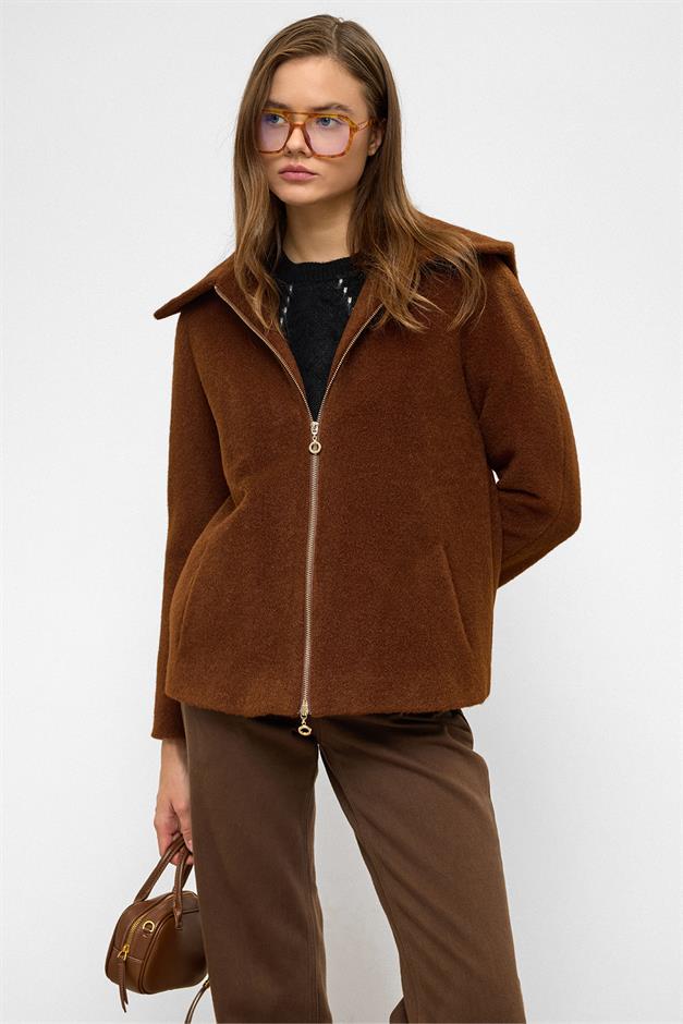 معطف كبير الحجم بغطاء رأس قابل للإزالة وتفاصيل سحاب قهوة 3128