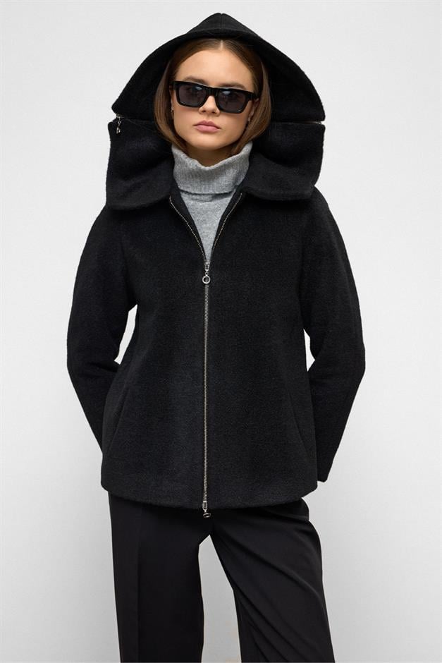 معطف كبير الحجم بغطاء رأس قابل للإزالة وتفاصيل سحاب أسود 3128